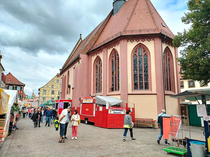 St. Elisabeth steht im Mittelpunkt der Sandkerwa - und ist zugleich ein Ort der Ruhe in all dem Trubel. St. Elisabeth steht im Mittelpunkt der Sandkerwa - und ist zugleich ein Ort der Ruhe in all dem Trubel.