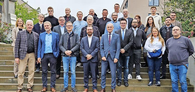 Interessante Einblicke ins Technologietransferzentrum erhielten die Teilnehmerinnen und Teilnehmer des Stiftertreffens. Interessante Einblicke ins Technologietransferzentrum erhielten die Teilnehmerinnen und Teilnehmer des Stiftertreffens.