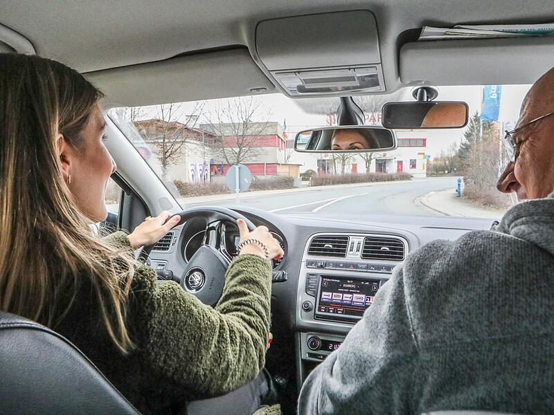 Eltern oder andere nahestehende Personen sollen auf Wunsch der Koalition einen Teil der praktischen F&uuml;hrerscheinausbildung &uuml;bernehmen.