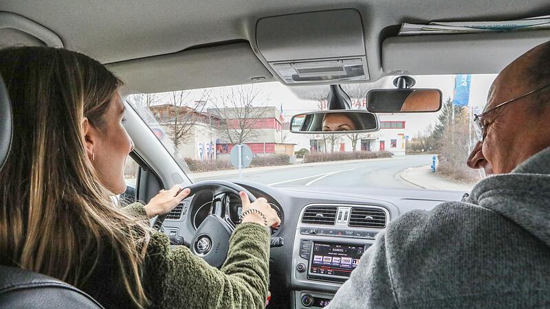 Eltern oder andere nahestehende Personen sollen auf Wunsch der Koalition einen Teil der praktischen F&uuml;hrerscheinausbildung &uuml;bernehmen.