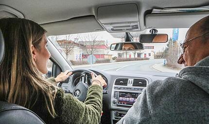 Eltern oder andere nahestehende Personen sollen auf Wunsch der Koalition einen Teil der praktischen Führerscheinausbildung übernehmen. Eltern oder andere nahestehende Personen sollen auf Wunsch der Koalition einen Teil der praktischen Führerscheinausbildung übernehmen.