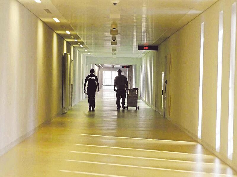 Im Skandal um die JVA Augsburg-Gablingen hat die Staatsanwaltschaft jetzt Anklage gegen zehn weitere Justizbeamte erhoben.