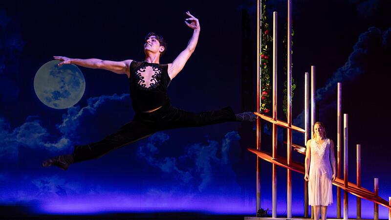 &bdquo;Romeo und Julia&ldquo; als getanztes Liebesdrama: Jaume Costa als Romeo unacd Natalie Franke als Julia.