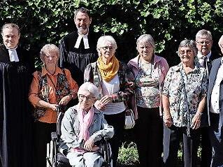 Diamantene Konfirmation (1965), Eiserne Konfirmation (1960), Gnadenkonfirmation (1955), Kronjuwelenkonfirmation (1950): (von links) Willy Gräbner, Pfarrerin von Aschen, Irmgard Hufnagel, geb. Posekard, Pfarrer Blechschmidt, Elisabeth Sauer, geb. D...
