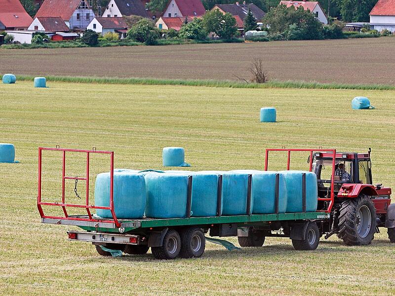 Strullendorf bei Bamberg: Radlader gerät bei Feldarbeiten in Brand Strullendorf bei Bamberg: Radlader gerät bei Feldarbeiten in Brand