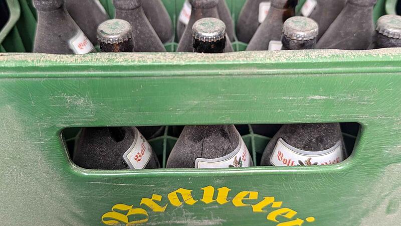 Fundstück aus dem Pfarrkeller: Der Dachdecker Markus Schmidt wurde dort auf einen Kasten Eichhorn-Bier aus dem Braujahr 2008 aufmerksam.Forchheim & Fränkische Schweiz Fundstück aus dem Pfarrkeller: Der Dachdecker Markus Schmidt wurde dort auf einen Kasten Eichhorn-Bier aus dem Braujahr 2008 aufmerksam.