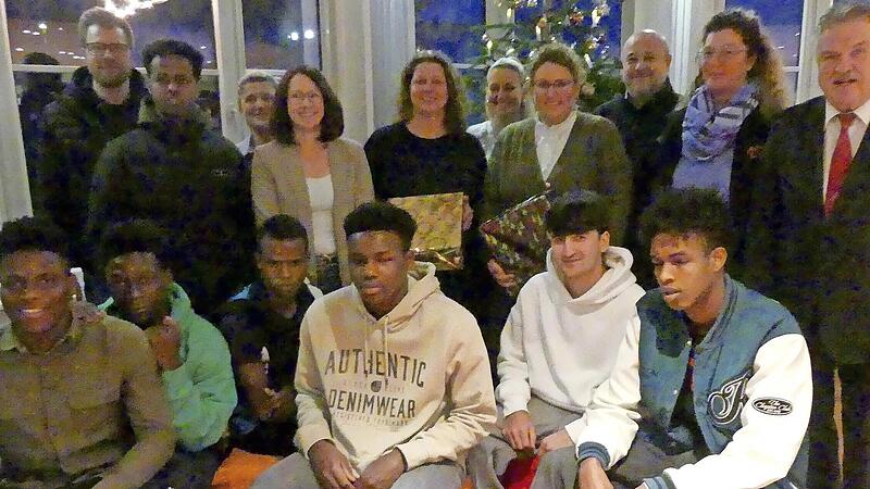 Vor dem Weihnachtsbaum des Schülerwohnheims freuen sich mit den Jugendlichen (hinten von rechts) Landrat Klaus Peter Söllner, Sabine Götz (BRK-Pflegedienst), Stefan Adam, Kathrin Landgraf (Ladies’ Circle, LC), Tanja Pachali (LC), Sabine Knobloch, ... Vor dem Weihnachtsbaum des Schülerwohnheims freuen sich mit den Jugendlichen (hinten von rechts) Landrat Klaus Peter Söllner, Sabine Götz (BRK-Pflegedienst), Stefan Adam, Kathrin Landgraf (Ladies’ Circle, LC), Tanja Pachali (LC), Sabine Knobloch, ...
