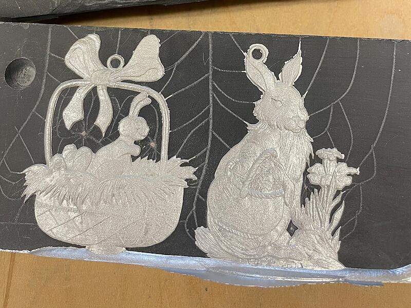 Die Zinnosterhasen werden gegossen, entgratet und grundiert. Besucher k&ouml;nnen das Motiv am Ostermontag selbst bemalen.