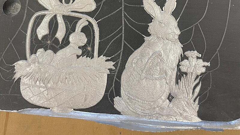 Die Zinnosterhasen werden gegossen, entgratet und grundiert. Besucher k&ouml;nnen das Motiv am Ostermontag selbst bemalen.