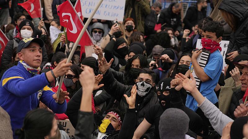 Studenten versammeln sich vor dem Istanbuler Rathaus, nachdem der B&uuml;rgermeister von Istanbul, Imamoglu, festgenommen und inhaftiert wurde.