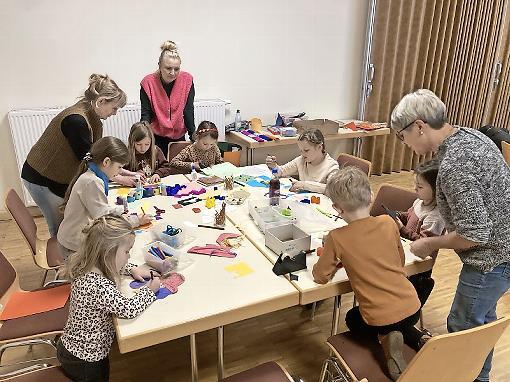 Basteln in der Bücherei. Basteln in der Bücherei.