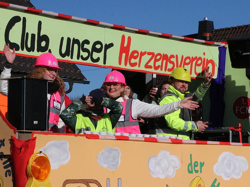 Faschingsumzug NeukenrothUmzug Neukenroth: Faschingsnarren &uuml;bernehmen Kommando