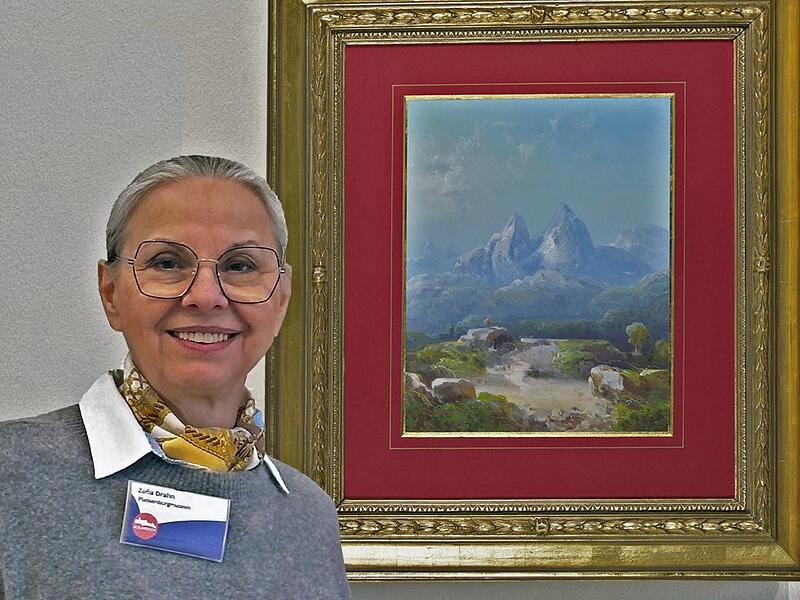 Zofia Drahn vor ihrem ersten Sammlerst&uuml;ck, dem Watzmann. Strahlend erz&auml;hlt sie beim Rundgang durch die aktuelle Peter-Conrad-Schreiber-Ausstellung die besondere Geschichte des Gem&auml;ldes.