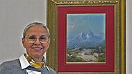 Zofia Drahn vor ihrem ersten Sammlerst&uuml;ck, dem Watzmann. Strahlend erz&auml;hlt sie beim Rundgang durch die aktuelle Peter-Conrad-Schreiber-Ausstellung die besondere Geschichte des Gem&auml;ldes.