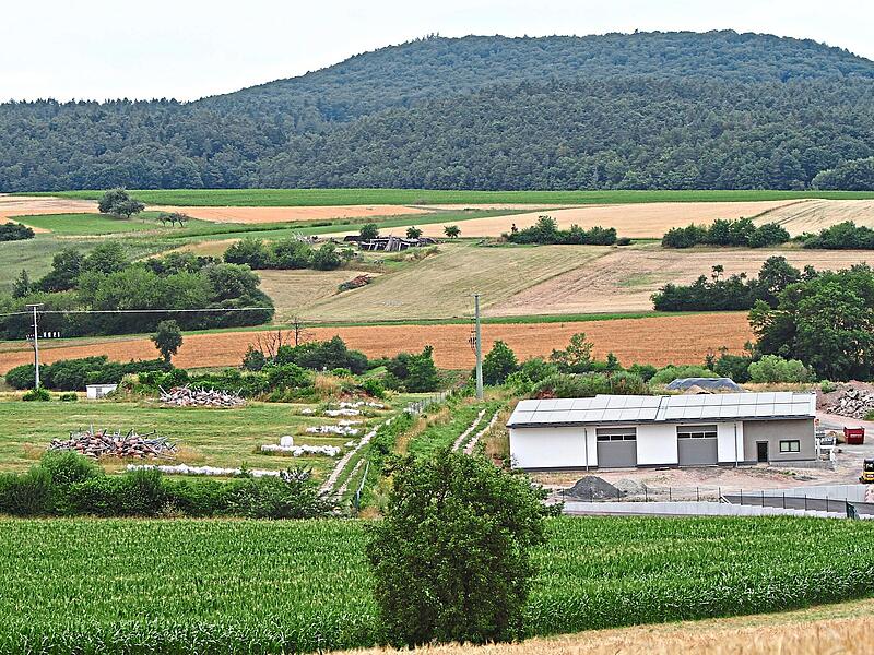 Blick auf das Gewerbegebiet „Großes Stück“, wo sich schon ein Betrieb angesiedelt hat. Links davon soll die Photovoltaikanlage entstehen. Günther Geiling Blick auf das Gewerbegebiet „Großes Stück“, wo sich schon ein Betrieb angesiedelt hat. Links davon soll die Photovoltaikanlage entstehen. Günther Geiling