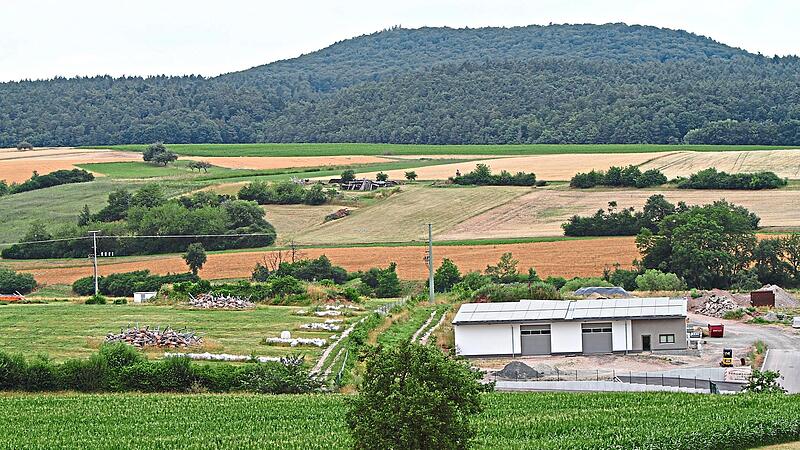 Blick auf das Gewerbegebiet „Großes Stück“, wo sich schon ein Betrieb angesiedelt hat. Links davon soll die Photovoltaikanlage entstehen. Günther Geiling Blick auf das Gewerbegebiet „Großes Stück“, wo sich schon ein Betrieb angesiedelt hat. Links davon soll die Photovoltaikanlage entstehen. Günther Geiling