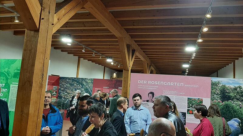 Gut besucht war die Ausstellungseröffnung mit dem Titel „Gärten in Unterfranken“  auf Schloss Aschach.