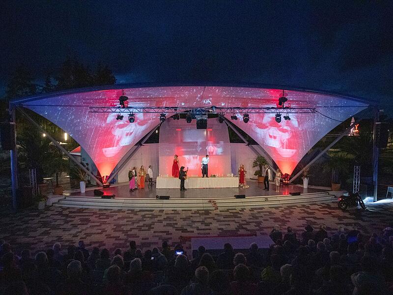Unter der Regie von Nicolai Tegeler wird Klassiker von Hugo von Hofmannsthal auf dem Coburger Schlossplatz aufgef&uuml;hrt.