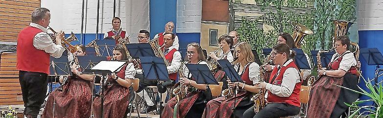 Die Langendorfer Musikanten bei ihrem Auftritt beim Fr&uuml;hlingskonzert.