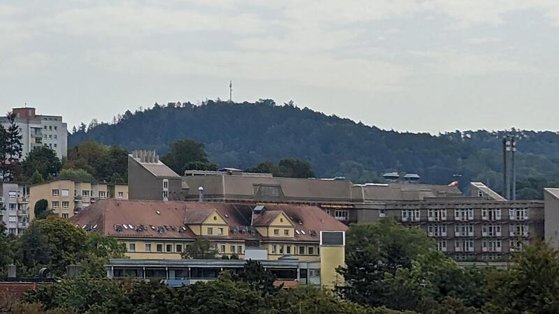 Der Altbau und der nun auch schon in die Jahre gekommene Neubau des Coburger Klinikums. F&uuml;r die wirtschaftlichen Entscheidungen sollen hier in Zukunft wieder Stadt und Landkreis Coburg zust&auml;ndig sein.