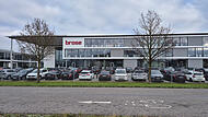 Die Parkplätze vor der Firma sind besetzt: Das Brose-Zentrum in Bamberg