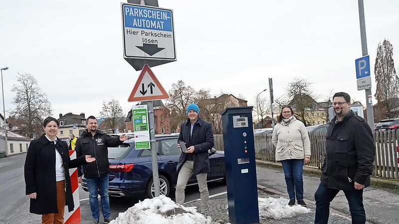 Mehr Sicherheit und Service für Autofahrer bietet die Park-App in Kronach, die (von links) Bürgermeisterin Angela Hofmann, Dieter Krapp vom Referat Sicherheit und Ordnung, Parkster Geschäftsführer Patrik Lundberg, Dorothea Biesenecker vom Referat Sicherheit und Ordnung und Hauptamtsleiter Stefan Wicklein vorgestellt haben. Der Parkschein-Automat kann natürlich weiter benutzt werden.