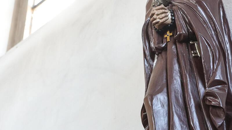 &Uuml;ber viele Jahre verging sich ein Pfarrer an Jugendlichen im Landkreis Kronach. Auch in Kirchehrenbach war Dieter Scholz eingesetzt. 52 Jahre sp&auml;ter beginnt die Spurensuche im Ort.Forchheim & Fr&auml;nkische Schweiz