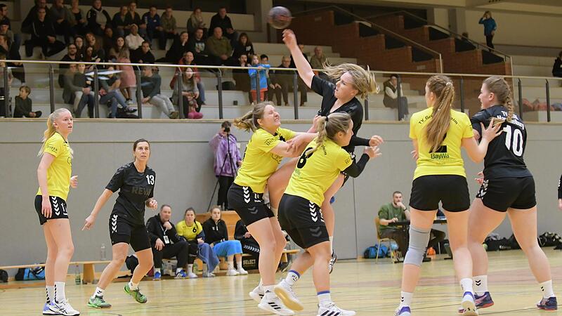 Die Großlangheimerinnen packen beim Wurfversuch von Nicole Simon so richtig zu und entführen beim 25:19-Auswärtssieg alle zwei Punkte aus der Saaletalhalle. Die Großlangheimerinnen packen beim Wurfversuch von Nicole Simon so richtig zu und entführen beim 25:19-Auswärtssieg alle zwei Punkte aus der Saaletalhalle.