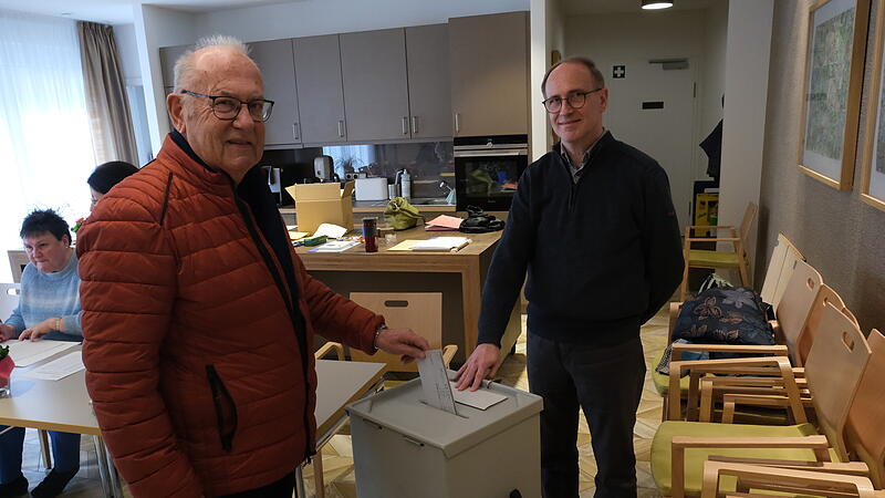 Wahllokal in Forchheim: Wahlhelfer J&uuml;rgen Schmidtlein mit einem W&auml;hler