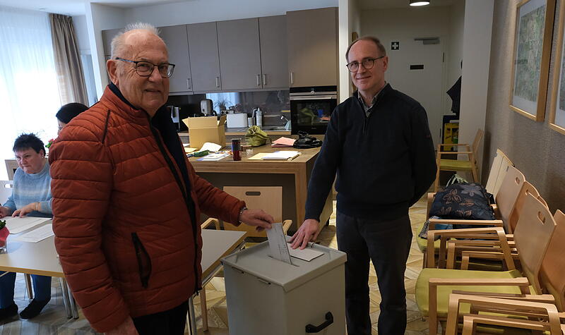 Wahllokal in Forchheim: Wahlhelfer J&uuml;rgen Schmidtlein mit einem W&auml;hler