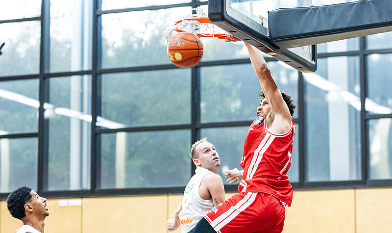 Joshua Obiesie l&auml;sst es im Testspiel gegen Ulm krachen.