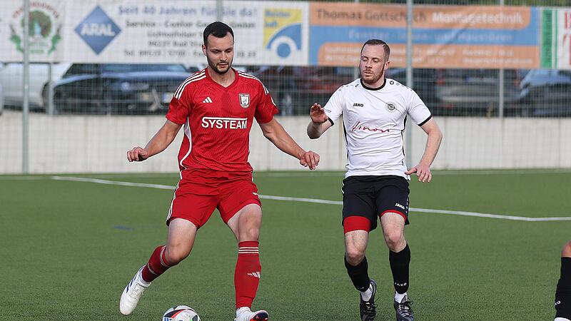 In der Bezirksliga kassierte der TSV Staffelstein um Simon Bornschlegel (li.)  gegen den SC Sylvia Ebersdorf eine 1:4-Heimniederlage. Am Mittwoch (19 Uhr) sind die Ebersdorfer um Paul Pleiner wieder nach Staffelstein &ndash; zum Viertelfinale im Toto-Po...