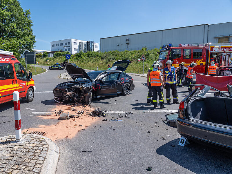 Trümmerteile liegen nach einer Kollision zweier Autos bei Scheßlitz im Landkreis Bamberg auf der Fahrbahn.