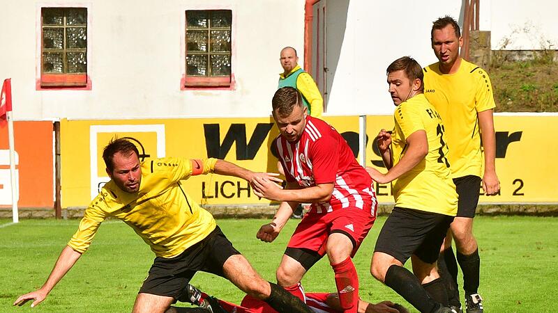 Gro&szlig;es Get&uuml;mmel im Mittelfeld um den am Boden liegenden Lichtenfelser Julian Lang: Der Lichtenfelser Johannes Bornschlegel (M.) im Kampf mit den Weidh&auml;usern Tobias H&uuml;bner (li.) und Justus Hofmann (re).