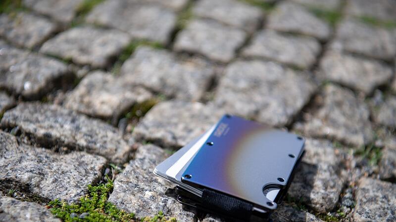 Ein Halter für Zahlungskarten liegt auf dem Gehweg