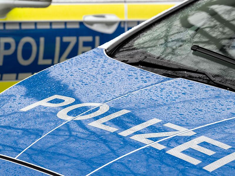 Polizei steht auf einem Auto