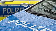Polizei steht auf einem Auto
