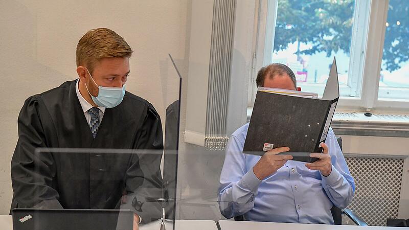 Der Verteidiger  mit dem Angeklagten  beim ProzessauftaktForchheim & Fr&auml;nkische Schweiz