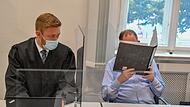 Der Verteidiger  mit dem Angeklagten  beim ProzessauftaktForchheim & Fränkische Schweiz