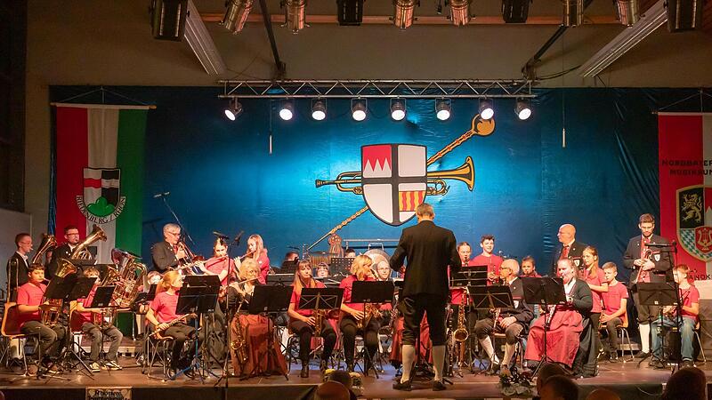 Auftritt der Rhöner Trachtenkapelle beim großen Konzertabend im KInderdorf St. Anton in Riedenberg