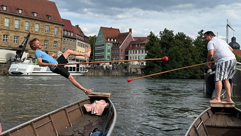 Training für das Fischerstechen der Sandkerwa: Sebastian Niedermaier macht den Abflug in Richtung Wasser