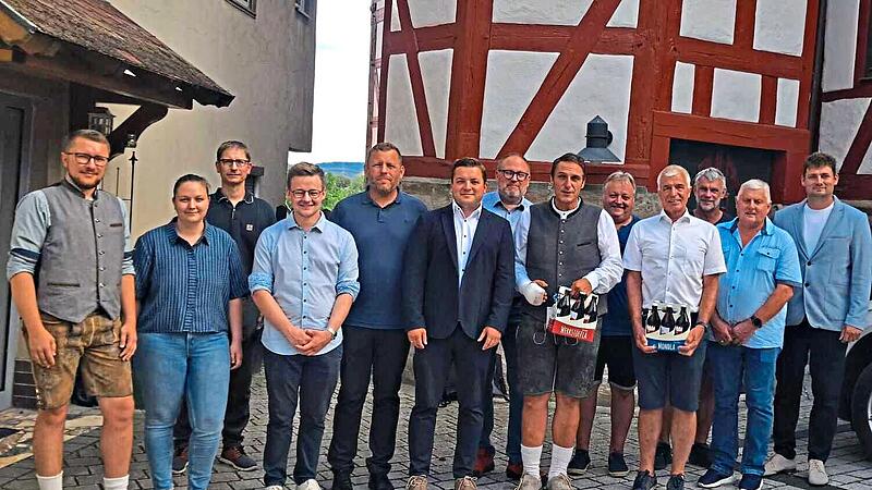 Die Vertreter des Abwasserzweckverbandes Marktzeuln-Michelau vor dem Marktzeulner Rathaus mit den bisherigen und neuen Vorsitzenden. Horst Habermann Die Vertreter des Abwasserzweckverbandes Marktzeuln-Michelau vor dem Marktzeulner Rathaus mit den bisherigen und neuen Vorsitzenden. Horst Habermann