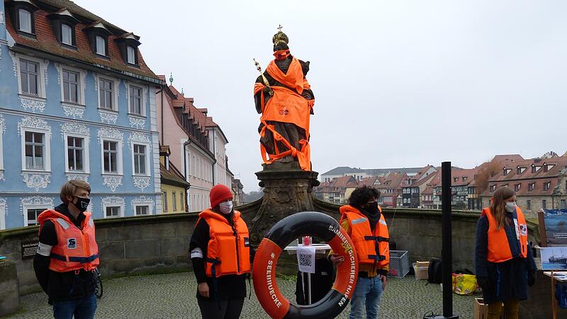 Aktivisten der Seebrücke demonstrieren auf der Unteren Brücke in Bamberg für Sichere Häfen. Aktivisten der Seebrücke demonstrieren auf der Unteren Brücke in Bamberg für Sichere Häfen.