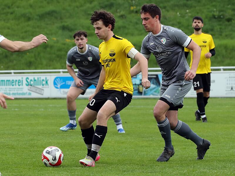 Der Breiteng&uuml;&szlig;bacher Simon Alt (links) schirmt den Ball vor Felix Reus von der SG T&uuml;tschengereuth/Viereth ab.