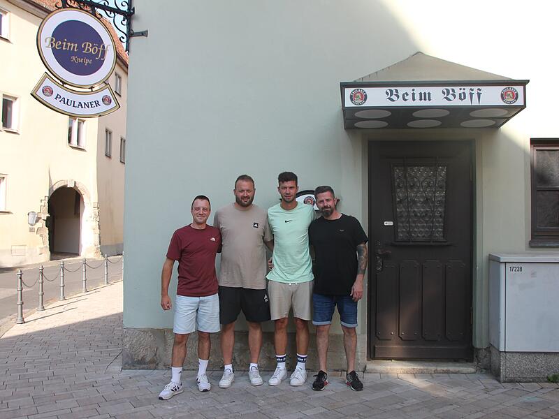 Marco Nöth, Matthias Barthelmes, Manuel Wolf und Tim Krais stehen vor dem Böff in Münnerstadt Marco Nöth, Matthias Barthelmes, Manuel Wolf und Tim Krais stehen vor dem Böff in Münnerstadt