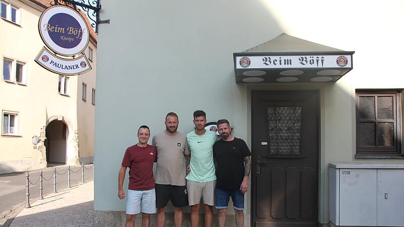 Marco N&ouml;th, Matthias Barthelmes, Manuel Wolf und Tim Krais stehen vor dem B&ouml;ff in M&uuml;nnerstadt