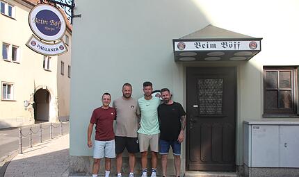 Marco N&ouml;th, Matthias Barthelmes, Manuel Wolf und Tim Krais stehen vor dem B&ouml;ff in M&uuml;nnerstadt