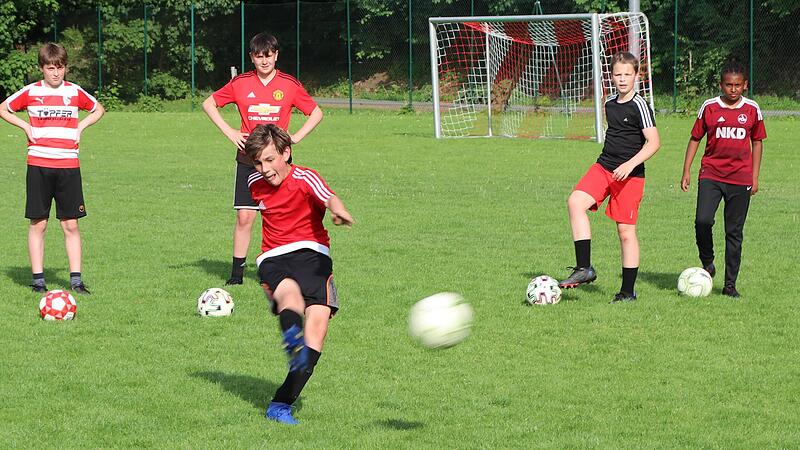 Die U13 des FC Kronach bereitet sich voller Vorfreude auf das große Turnier vor. Die U13 des FC Kronach bereitet sich voller Vorfreude auf das große Turnier vor.