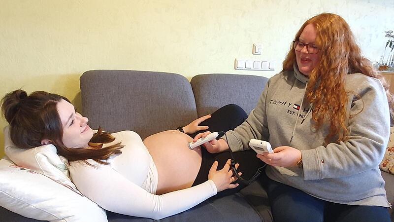 Hebamme Julia Fritsche (r.) prüft die Herztöne beim Baby der zukünftigen Mutter Eva Lang.