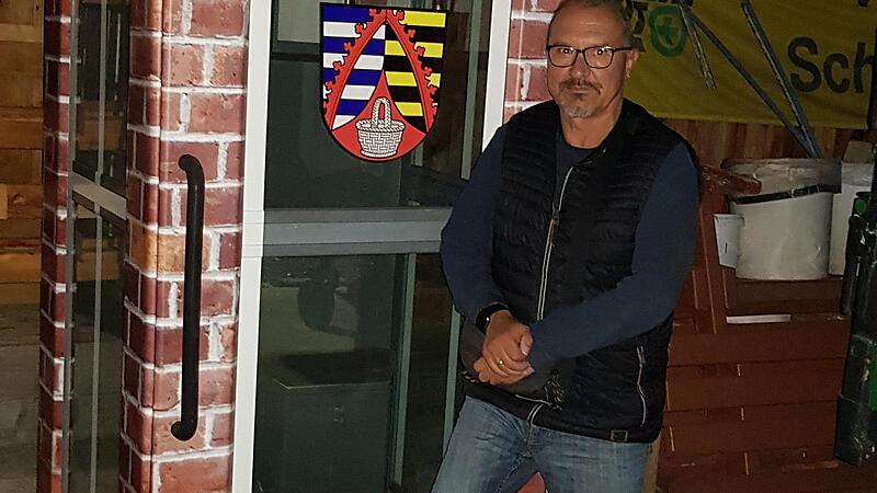 Der neue Bücherschrank sieht doch gut aus. Bürgermeister Knut Morgenroth präsentierte die frühere Telefonzelle nach der Beklebung. In der Nähe des Bürgerhauses soll der Bücherschrank bald platziert werden. Der neue Bücherschrank sieht doch gut aus. Bürgermeister Knut Morgenroth präsentierte die frühere Telefonzelle nach der Beklebung. In der Nähe des Bürgerhauses soll der Bücherschrank bald platziert werden.